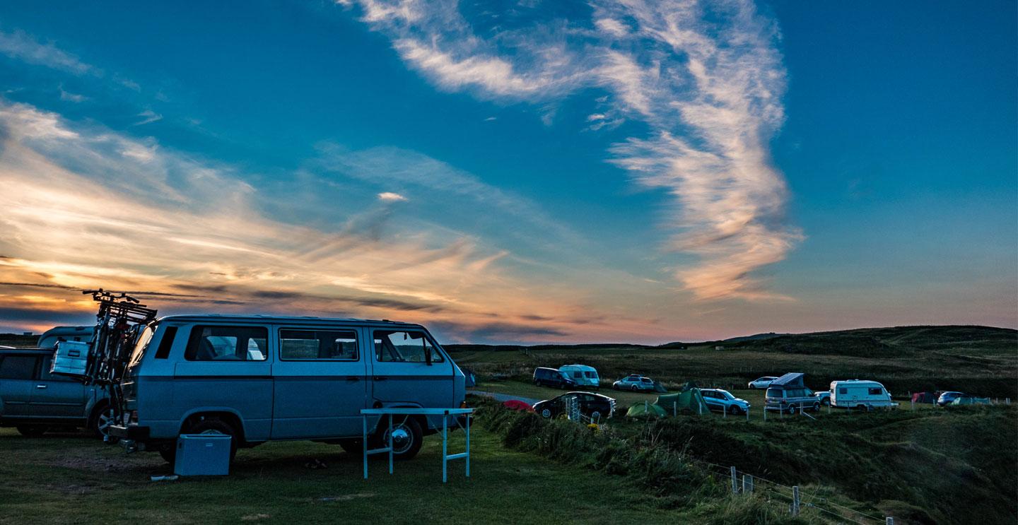 Campingvogn i solnedgang