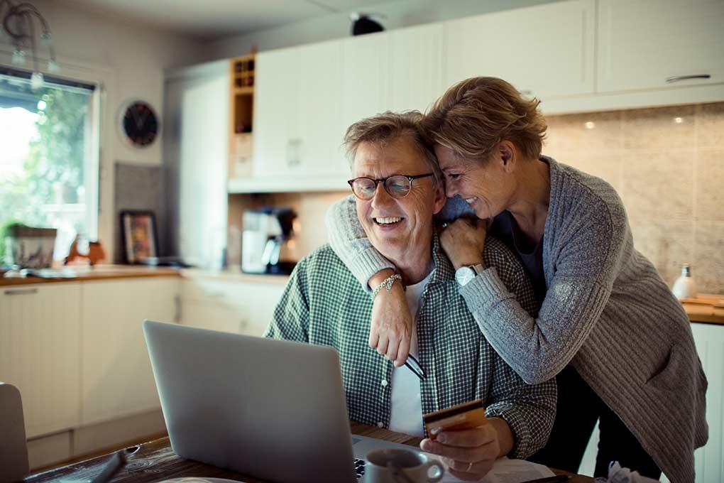 Mand og kvinde kigger på en computer